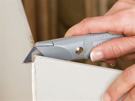 In actuality, the blade on a multi-tool moves from side to side (oscillates) with a slight 3-degree arc at a dizzying rate, but “vibrate” is at least an accurate visual. 1. Ability to Plunge Cut. The main advantage of an oscillating multi-tool when it comes to drywall cutting is its ability to do plunge cuts cleanly.
